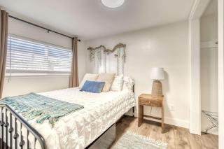 Uptown 2 bedroom flat near Train Depot - 4