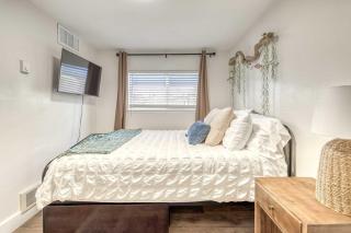 Uptown 2 bedroom flat near Train Depot - 2