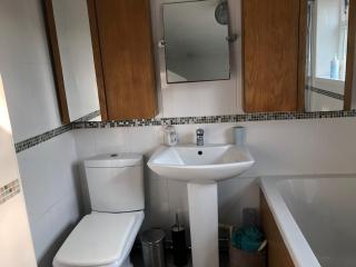 3 Bed House - Sleeps 6 - Parking - Garden - WIfi - 6