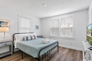 Orange Door Bungalow - Central Cozy 3BR - 4