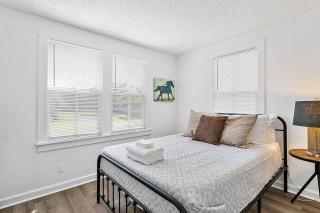 Orange Door Bungalow - Central Cozy 3BR - 2