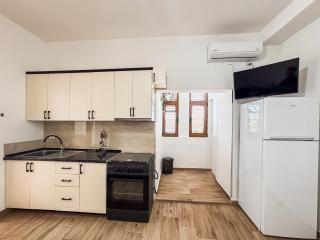 2-Bedroom Beach Apartment, 5 Min to Sea - 8