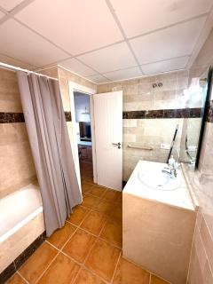 Beautiful Poolside Garden Apartment Spirit A95 - 5