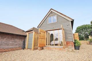 Contemporary converted barn off the village green - 6
