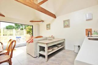 Contemporary converted barn off the village green - 3