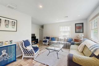 Massasoit Hills House Close to Beach with AC Yard & Deck - 8