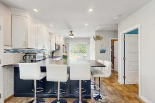 Massasoit Hills House Close to Beach with AC Yard & Deck - 6
