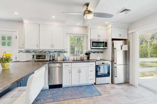 Massasoit Hills House Close to Beach with AC Yard & Deck - 5