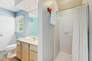 Massasoit Hills House Close to Beach with AC Yard & Deck - 1