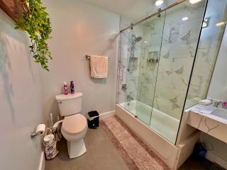 The Comfy Suite - 1BR with Free Parking - 6