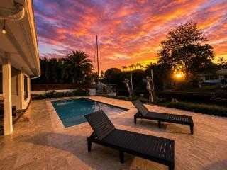 Waterfront Luxury 3BD Home With Pool & hot tub - 9