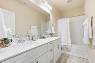 Parkside Retreat 3BR Plano Townhouse Near Dining - 5