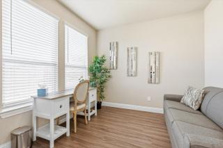 Parkside Retreat 3BR Plano Townhouse Near Dining - 1