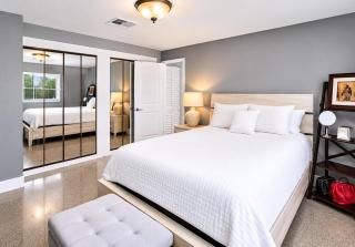 Waterfront Luxury 3BD Home With Pool & hot tub - 8