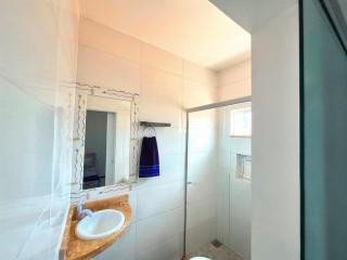 Apartamento com varanda e VISTA para RUA, TV e 2 suítes - 8