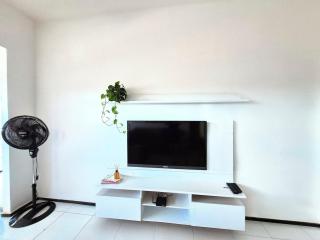 Apartamento com varanda e VISTA para RUA, TV e 2 suítes - 1