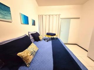 Apartamento com varanda e VISTA para RUA, TV e 2 suítes - 0