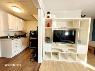 Close to the airport and lakes - 1 bdrm apt - 2