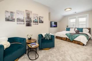 Downtown-2 King Beds-hot tub-Double Shower-Parking - 6