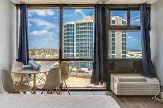 Relax Poolside, Walk to Shore! Daytona Beach Haven - 4