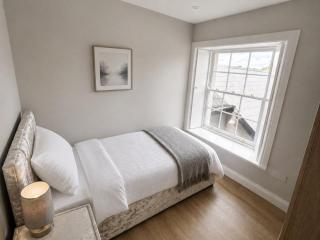 Spacious 7-Bedroom Townhouse in Heart of Thurles - 2
