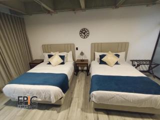 Epic Suite 307 Family Loft Airport - 1