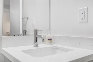 Bright 2BR Apartment with Free Parking - 8