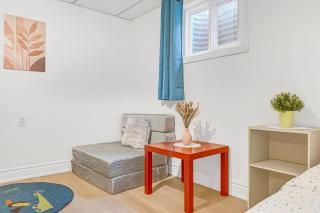 Bright 2BR Apartment with Free Parking - 2