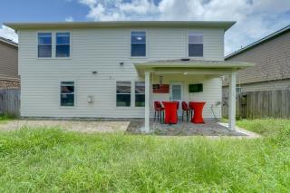 Near The Woodlands! Group Retreat w/ Yard & Patio - 6