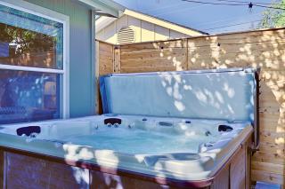 Happy's Hideaway, Downtown, Hot Tub, Sleeps 12 - 9