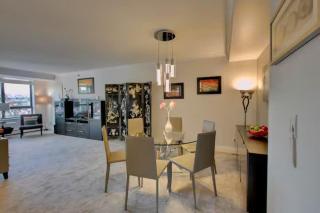 Modern Downtown Vancouver Condo 2BR Pool & Hot Tub - 3