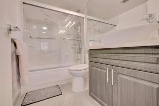 Modern Downtown Vancouver Condo 2BR Pool & Hot Tub - 1