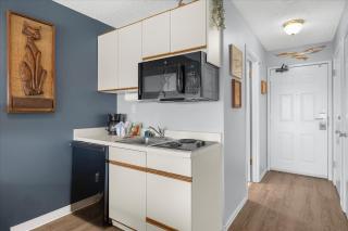 Queen Studio with Kitchenette - Pool and Hot Tub - 7