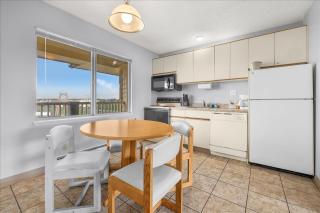 Family Suite - Kitchen Fireplace Pool and Hot Tub - 7
