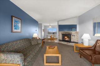 Family Suite - Kitchen Fireplace Pool and Hot Tub - 4