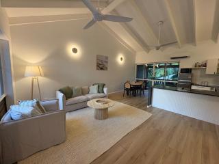 Stylish Tropical Villa with Lagoon Pool - 9