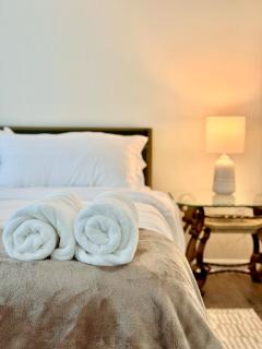 Cozy modern Mediterranean haven, 1 King 2 Queens - 3