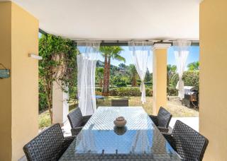 LALQ13 Stunning Frontline Golf 3 Bed Apt - 0