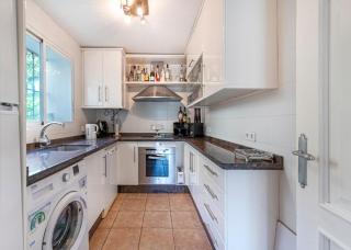 LALQ13 Stunning Frontline Golf 3 Bed Apt - 2