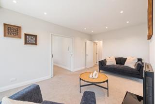 Chic 2-Bedroom Apartment on Avon River - 3
