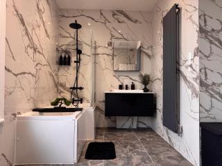 Modern Luxury Apartment Free Parking Sleeps 5 by M55 & M6 - 1
