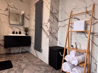 Modern Luxury Apartment Free Parking Sleeps 5 by M55 & M6 - 2