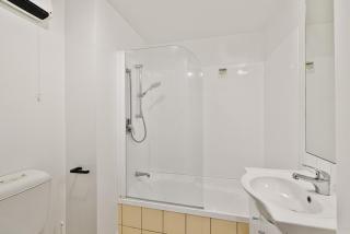 Modern City Apartment with Pool, Gym, Free Parking - 6