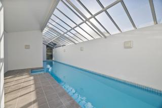 Modern City Apartment with Pool, Gym, Free Parking - 1