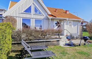 2 Bedroom Cozy Home In Byxelkrok - 0
