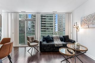 Skyline 1BR Escape by CN Tower - Sleeps 4 Guests - 5