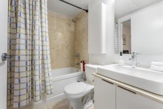 Skyline 1BR Escape by CN Tower - Sleeps 4 Guests - 6