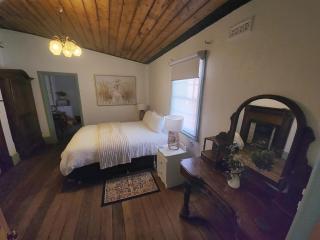Downie - Historic Accommodation with En-suite and Mod Cons - 0