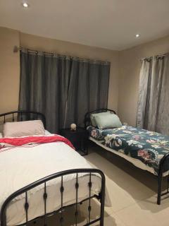 Lomani's Home - Airport Accommodation - 1