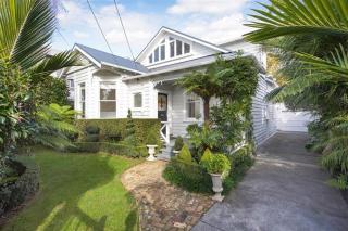 Central Auckland Cottage with infrared Sauna - 9